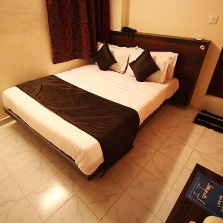 Hotel Raj Palace Ahmedabad Bagian luar foto