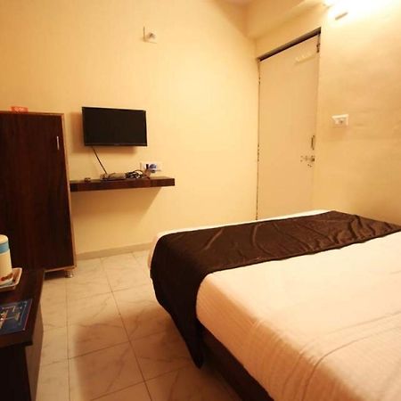 Hotel Raj Palace Ahmedabad Bagian luar foto