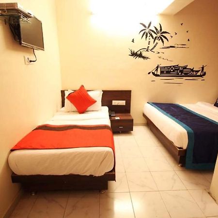 Hotel Raj Palace Ahmedabad Bagian luar foto