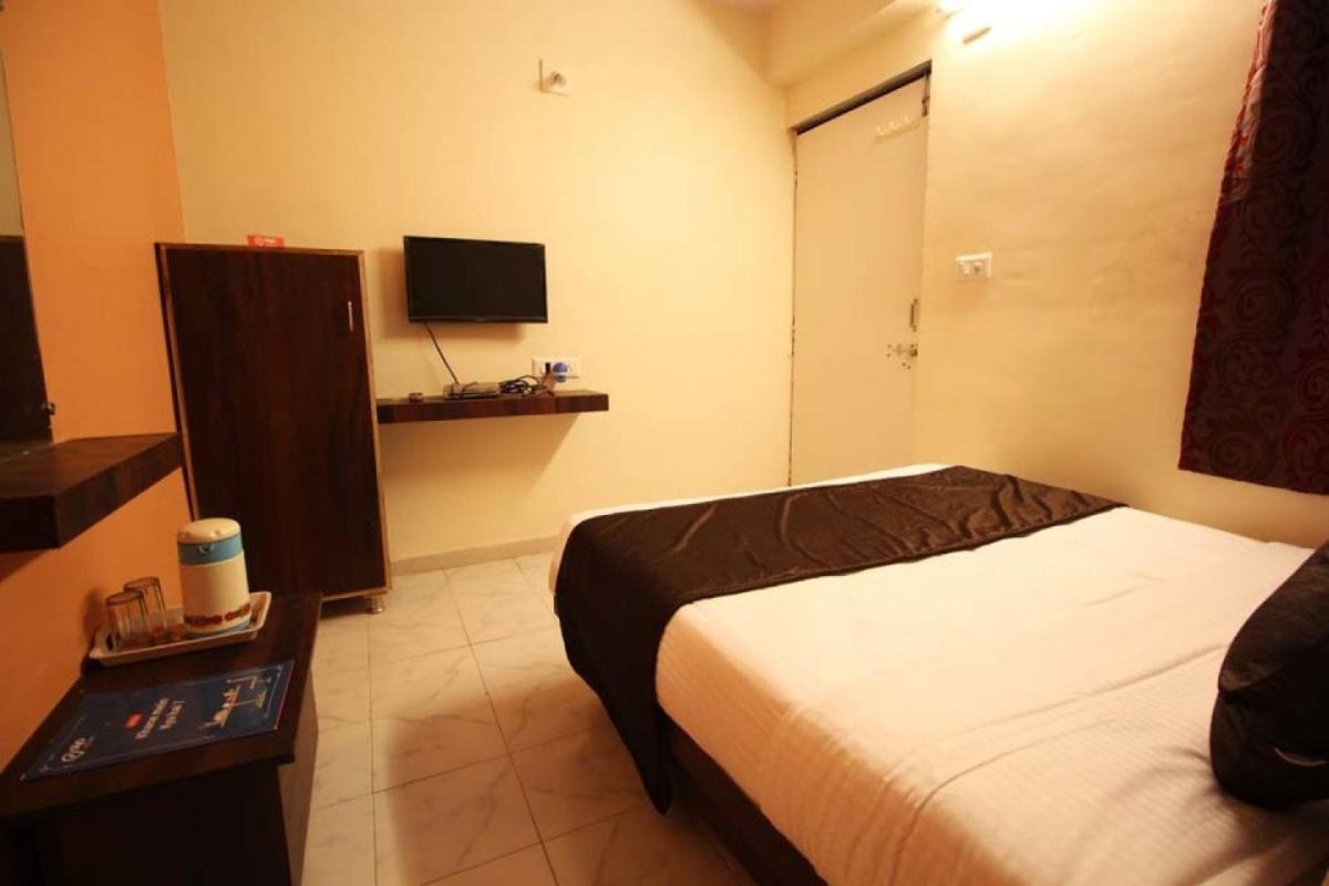 Hotel Raj Palace Ahmedabad Bagian luar foto