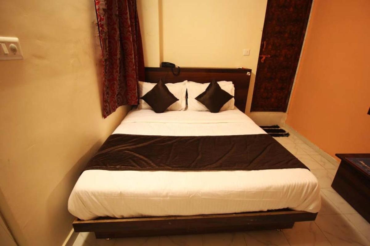 Hotel Raj Palace Ahmedabad Bagian luar foto