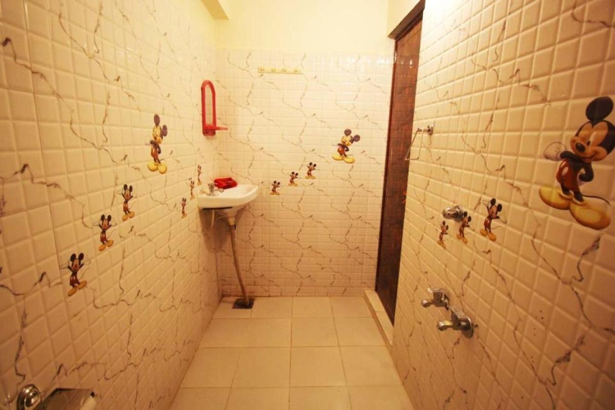 Hotel Raj Palace Ahmedabad Bagian luar foto